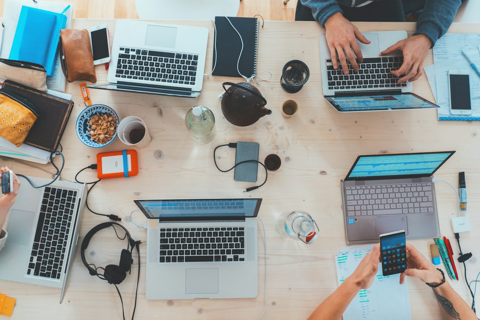 Team arbeitet an digitalen Inhalten